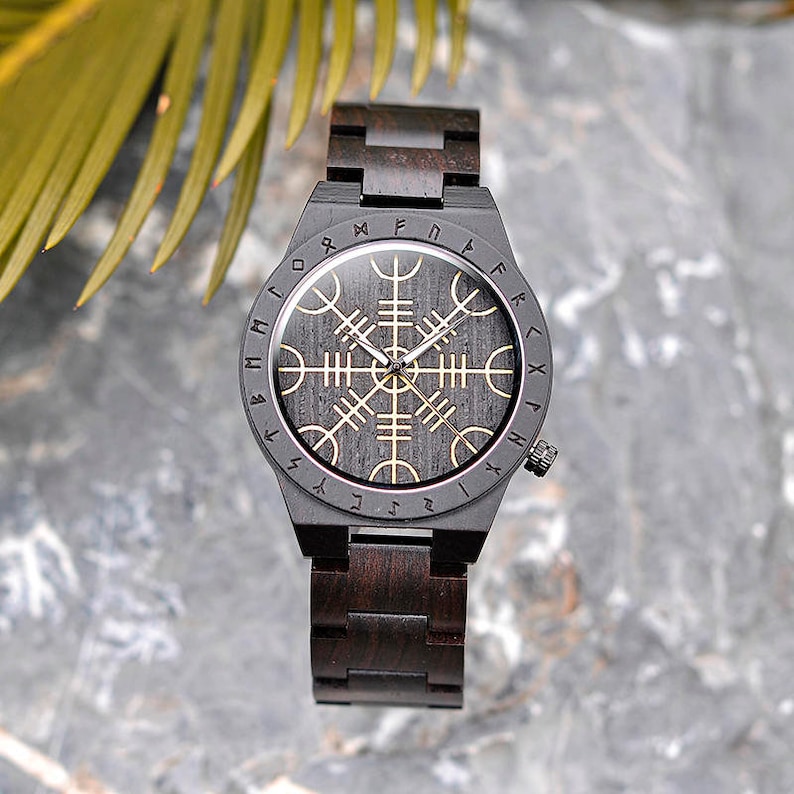 Montre gravée avec runes vikings, Montres personnalisées pour homme Montre en bois Cadeau personnalisé pour lui, Cadeaux personnalisés pour la fête des pères image 1