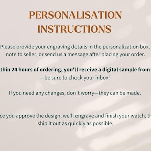 Puede incluir: Un fondo blanco con texto marr&oacute;n que explica las instrucciones de personalizaci&oacute;n para un producto. El texto dice: "PERSONALIZACI&Oacute;N INSTRUCCIONES Por favor, proporcione los detalles de su grabado en el cuadro de personalizaci&oacute;n, nota al vendedor, o env&iacute;enos un mensaje despu&eacute;s de realizar su pedido. Dentro de las 24 horas siguientes a la realizaci&oacute;n del pedido, recibir&aacute; una muestra digital de nuestra parte - aseg&uacute;rese de comprobar su bandeja de entrada! Si necesita realizar alg&uacute;n cambio, no se preocupe, se pueden hacer. Una vez que apruebe el dise&ntilde;o, grabaremos y terminaremos su reloj, y luego lo enviaremos lo m&aacute;s r&aacute;pido posible."