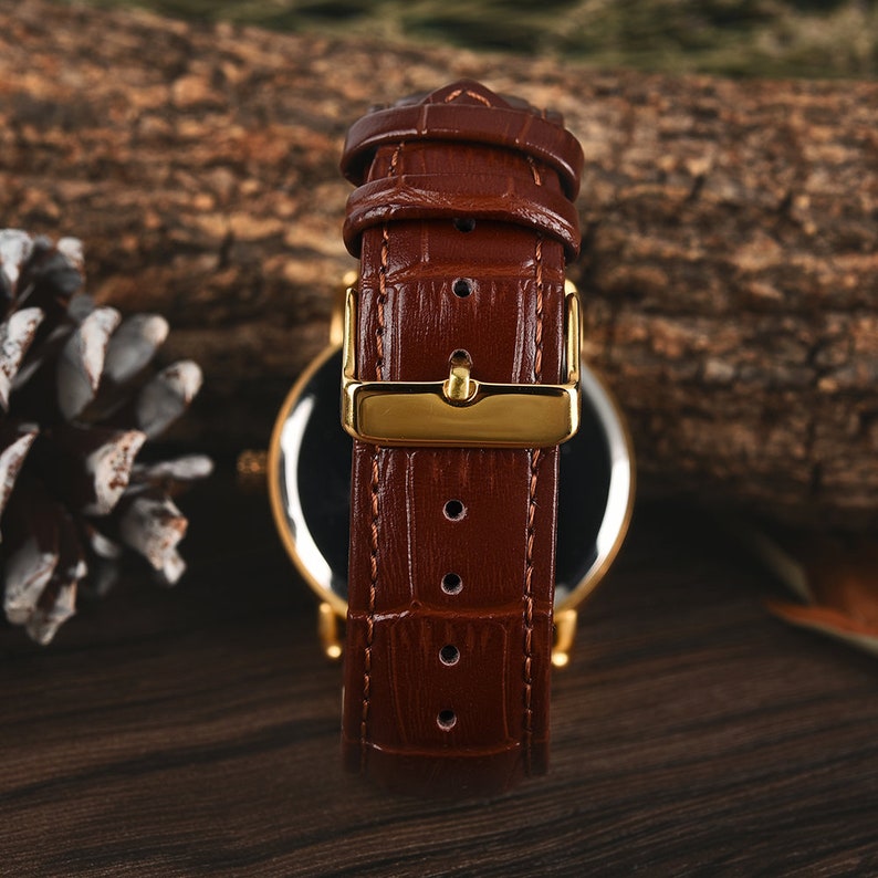 Orologio in legno inciso con cinturino in pelle / Orologio inciso, orologi minimalisti per uomo, regalo di anniversario personalizzato per lui, regalo di compleanno immagine 8