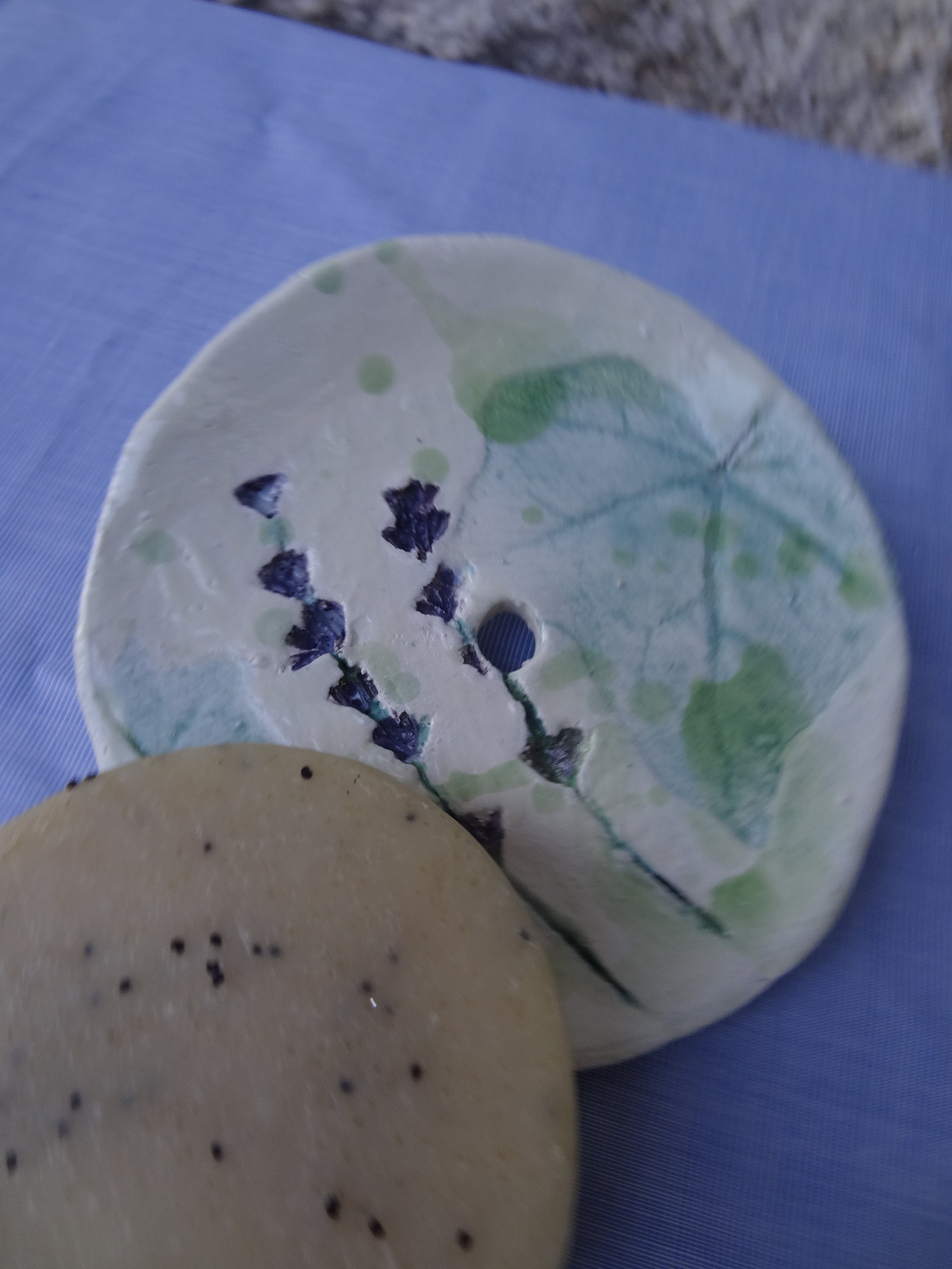 Porte Savon Rond Céramique, Empreintes Végétales Lavande, Plat de Original. Forme et Décor Uniques, 