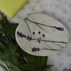 Porte-savon céramique artisanal motif lavande – fait main en Alsace – accessoire salle de bain écologique – idée cadeau original