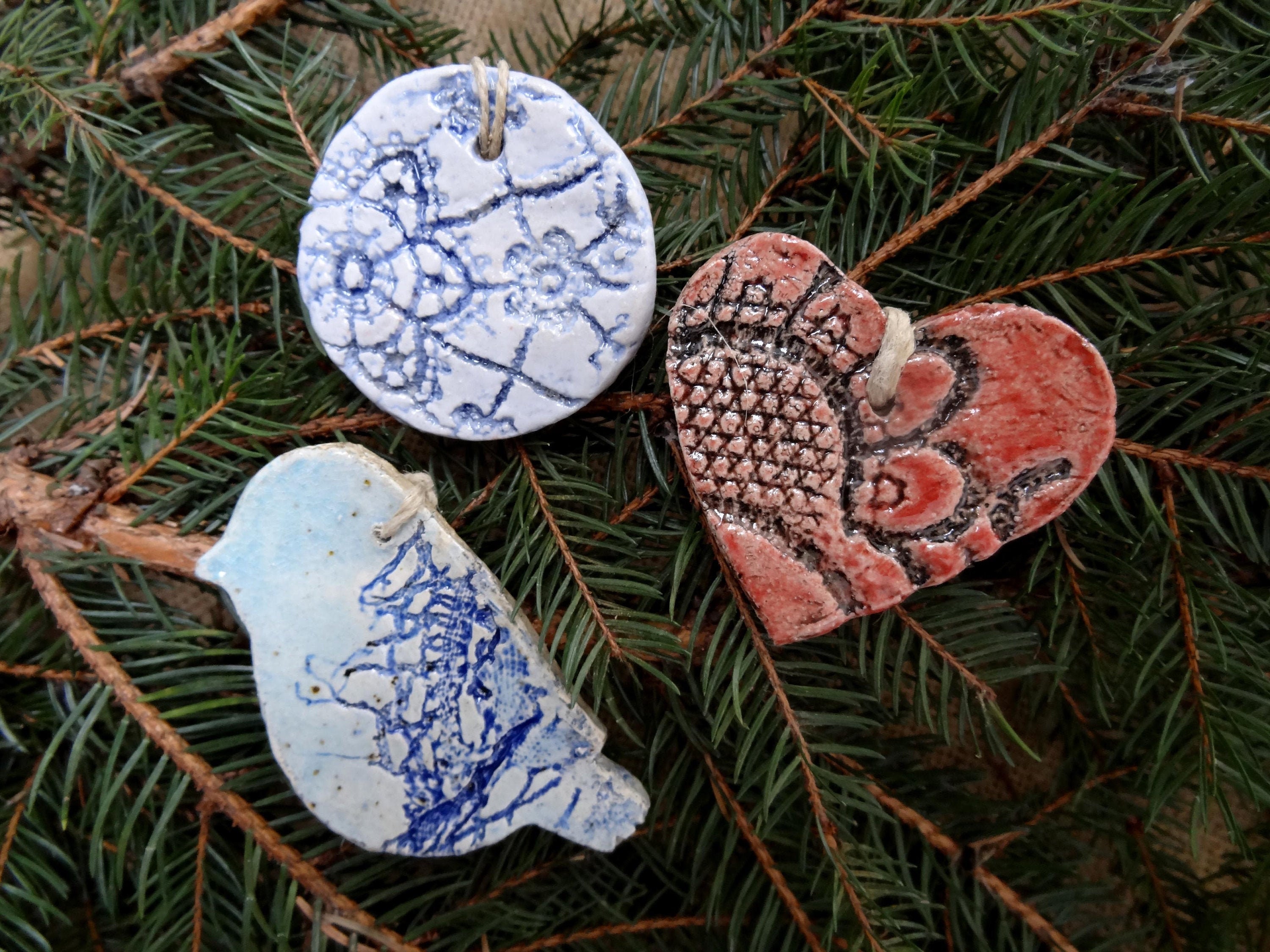 Lot de Trois Décorations Noel en Céramique, Suspension Pour Le Sapin ou Paquet Cadeau Noël, Carte Vo