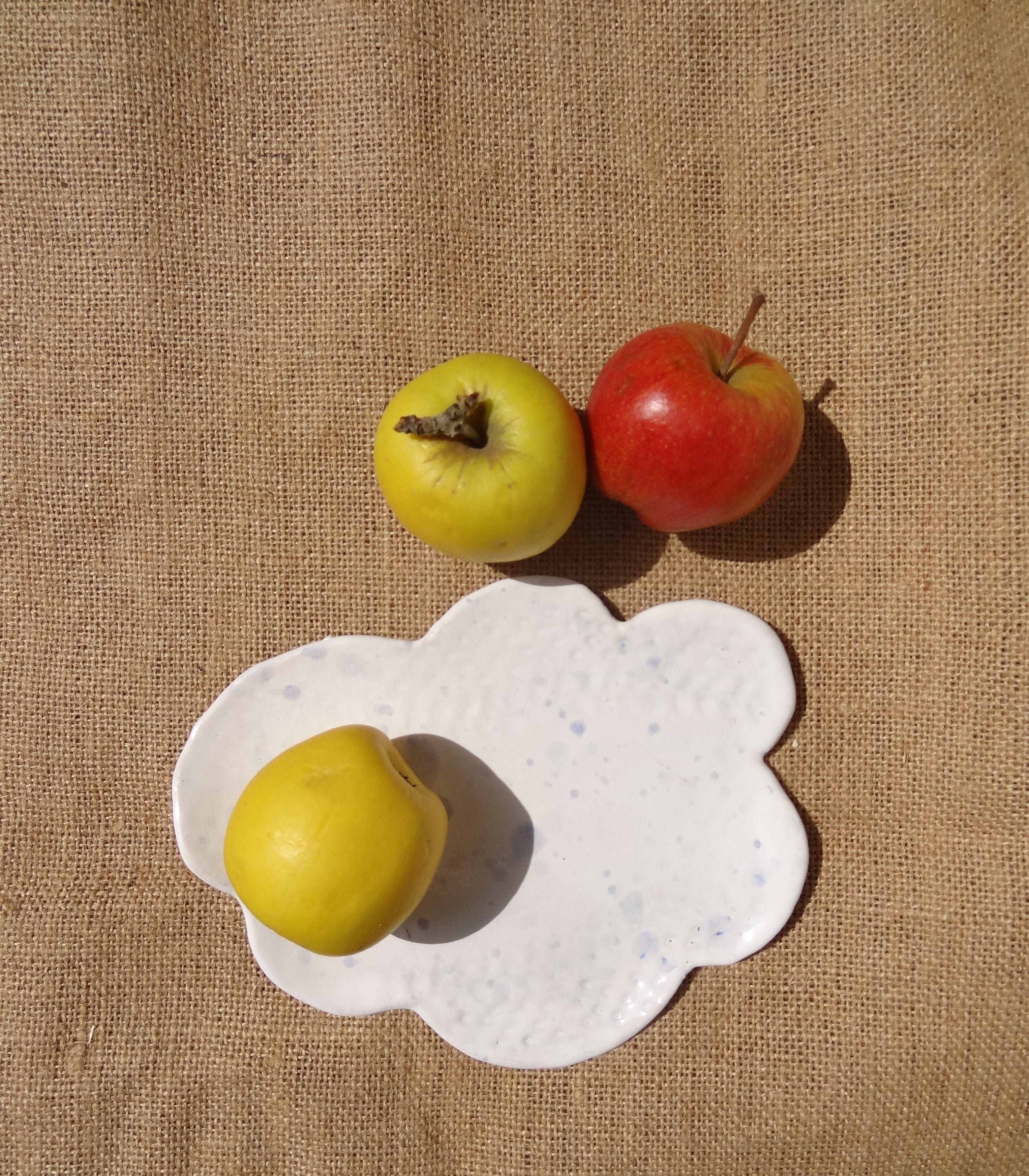 Petite Assiette de Présentation, Petit Plat Fromage ou Apéro en Émail Alimentaire. Pièce Unique Nuag