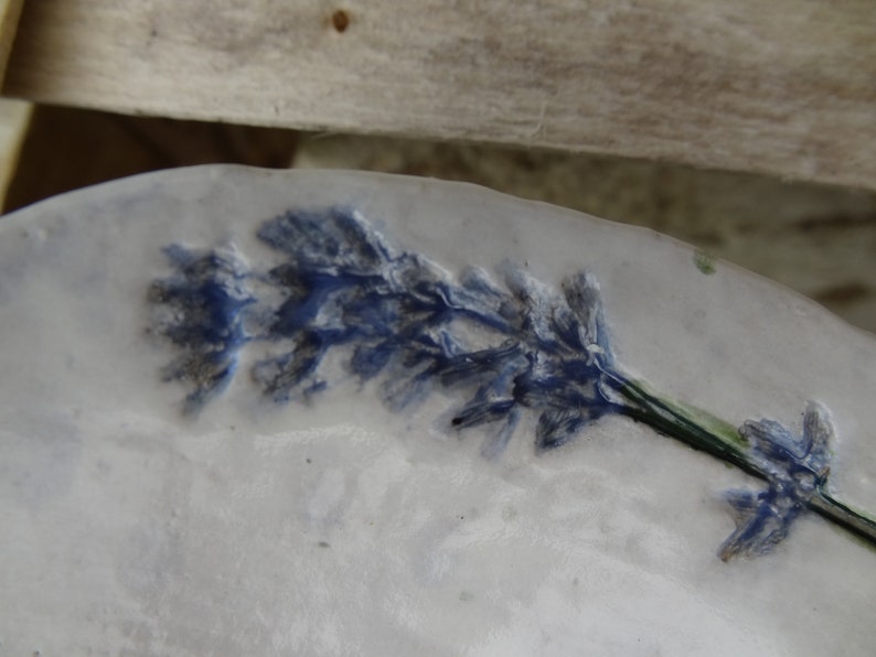 Handgefertigte Seifenschale aus Keramik mit Lavendelmotiv – handgefertigt im Elsass – umweltfreundliches Badezimmeraccessoire – originelle Geschenkidee Bild 5