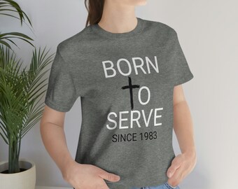 Geboren, um Jesus Kreuz Kurzarm T-Shirt zu dienen .... PERFEKTES GEBURTSTAGSGESCHENK