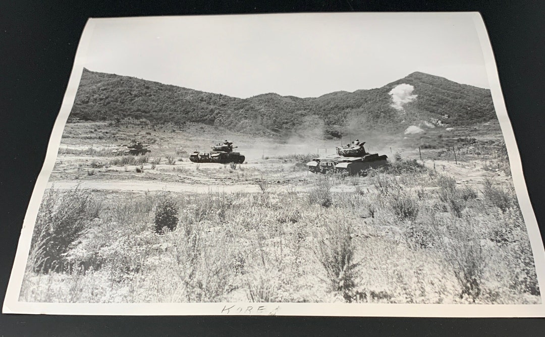 KOREAN Conflict WAR Military Photo Soldiers Tanks Firing Battlefield ...