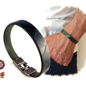 Peut inclure: Un bracelet en cuir vert foncé avec une fermeture en argent. Le bracelet est en cuir tressé et présente un motif géométrique.