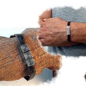 Men&#39;s bracelet in raw leather and rustic metal nuggets