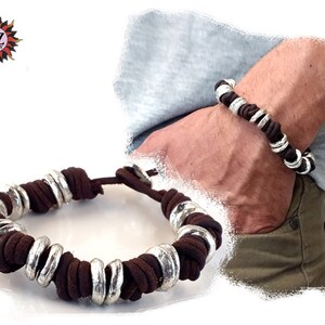 Men&#39;s bracelet in raw leather and rustic metal