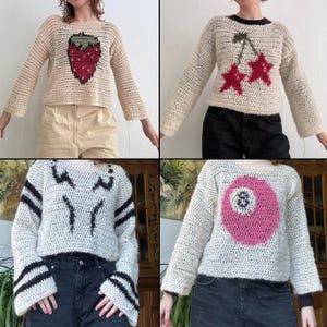 Könnte beinhalten: Vier verschiedene Häkelpullover mit unterschiedlichen Designs. Der erste Pullover ist weiß mit einem roten Erdbeer-Design. Der zweite Pullover ist weiß mit einem roten Kirsch-Design. Der dritte Pullover ist weiß mit einem schwarzen abstrakten Design. Der vierte Pullover ist weiß mit einem pinkfarbenen 8-Ball-Design.