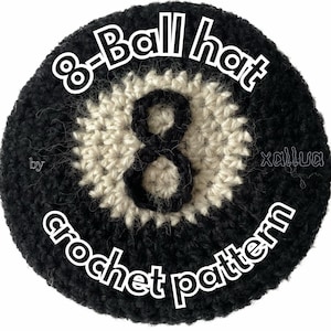 Könnte beinhalten: Häkelanleitung für eine 8-Ball-Mütze. Das Muster zeigt ein schwarz-weißes 8-Ball-Design mit der Zahl 8 in schwarzem Garn. Der Text "8-Ball hat crochet pattern by xallua" ist um das Design herum geschrieben.