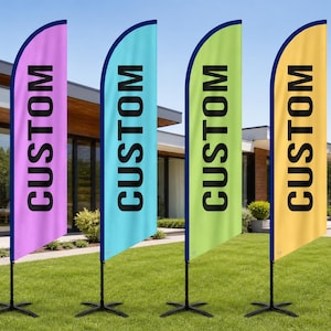 Puede incluir: Cuatro banderas de plumas personalizadas en fila, cada una de un color diferente: morado, turquesa, verde y amarillo. La palabra "CUSTOM" está impresa en letras negras grandes en cada bandera. Las banderas están sobre soportes de metal negro, sobre un césped verde.