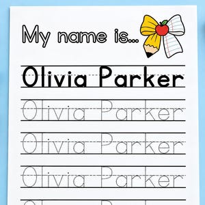 Może przedstawiać: Biała karta pracy edukacyjnej z tekstem My name is... oraz imieniem Olivia Parker zapisanym pogrubioną czcionką. Poniżej imię Olivia Parker powtórzono pięć razy czcionką przerywaną do odrysowywania. Grafika kokardy z wzorem ołówka i papieru znajduje się w prawym górnym rogu.