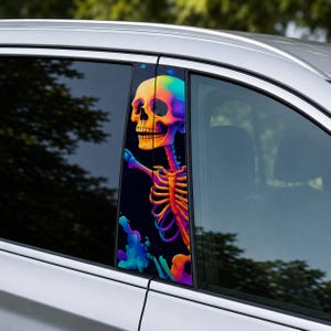 Peut inclure: Graphique de squelette coloré sur une vitre de voiture. Le squelette est représenté dans des tons orange, jaune, bleu et violet sur un fond noir. Le motif est appliqué sur le cadre de la fenêtre de la voiture, créant une esthétique unique et accrocheuse.