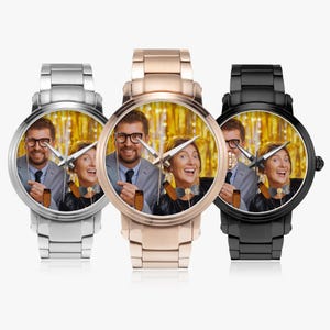 Könnte beinhalten: Drei Edelstahluhren mit einem Foto eines lächelnden Paares auf dem Zifferblatt. Die Uhren haben silberne, roségoldene und schwarze Metallarmbänder. Das Zifferblatt zeigt ein Foto eines Mannes und einer Frau mit goldenem Hintergrund.