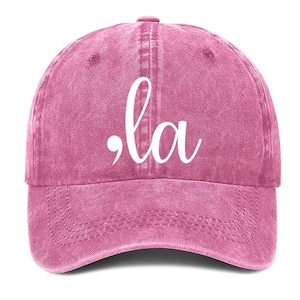 Puede incluir: Gorra de béisbol de denim rosa con texto bordado en blanco que dice ",la"