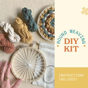 Puede incluir: Un kit de tejido redondo con instrucciones incluidas. El kit incluye un aro de madera, hilos de varios colores en tonos marrón, crema, amarillo y verde azulado, y una muestra parcialmente tejida. Se muestra el texto "Round Weaving DIY Kit".