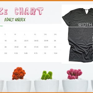 Pu&ograve; includere: Tabella delle taglie per t-shirt unisex per adulti con misure in pollici. La tabella mostra la larghezza, la lunghezza e la lunghezza della manica per le taglie XS a 3XL.