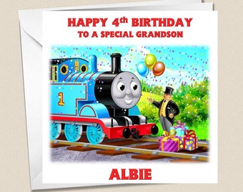 Może przedstawiać: Kartka urodzinowa z ilustracją niebieskiego pociągu, numerem 1, tekstem "HAPPY 4th BIRTHDAY TO A SPECIAL GRANDSON" i imieniem "ALBIE". Karta zawiera również balony, prezenty i mężczyznę w garniturze.