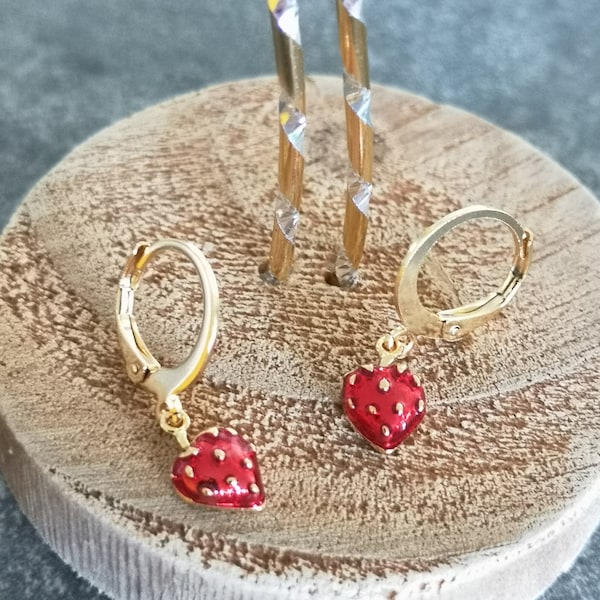 Boucles d'oreilles petite fraise rouge en émail Mini créoles ou dormeuses dorées acier inoxydable Bijou pour femme ou enfant