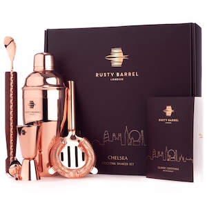 Rusty Barrel Chelsea Cocktail Set - Manhattan Style Shaker, Muddler, Sil, Jigger, Hällrör, Sked och Recepthäfte i presentask