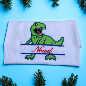 Camisa infantil com dinossauro | Camisa infantil personalizada | camisa infantil com nome | Camisa infantil bordada | Presente original com nome