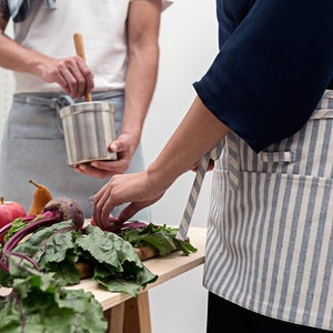 Stylish waist apron for servers, durable canvas fabric, adjustable waist strap, functional pockets for utensils, ideal for waitstaff and bartenders, enhances professionalism, perfect for restaurants and cafes