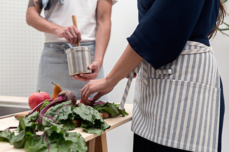 Stylish waist apron for servers, durable canvas fabric, adjustable waist strap, functional pockets for utensils, ideal for waitstaff and bartenders, enhances professionalism, perfect for restaurants and cafes