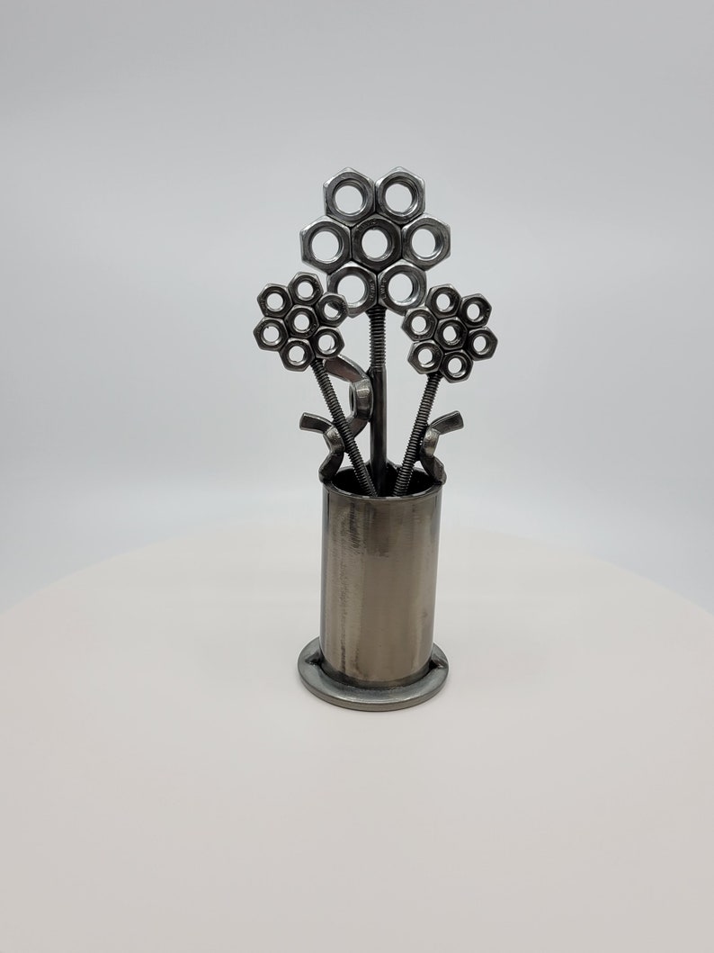 Metal vase with three nuts and bolts style welded flowers afbeelding 3