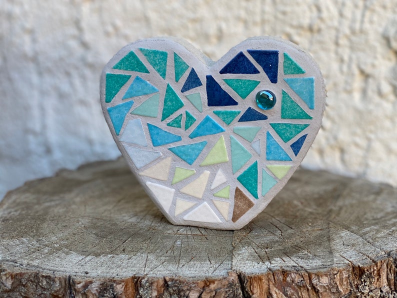 Herz S aus Beton mit Mosaik blau Bild 1