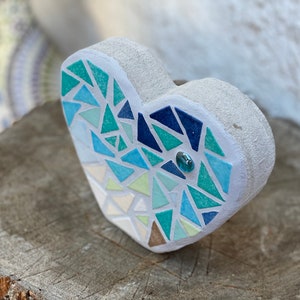 Herz S aus Beton mit Mosaik blau Bild 5
