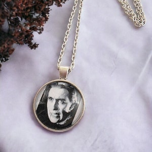 Dracula Christopher Lee inspiriert Unisex Glas Anhänger - Spooky Horror Schmuck, klassische Monster, Gothic Mode-Accessoire, einzigartiger Anhänger