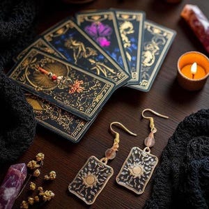 Orecchini gotici metallici con carte dei Tarocchi - Gioielli minimal occulti, accessori per tarocchi stregoneschi, amanti della moda gotica, regalo unico, estetica oscura