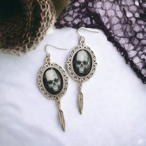 Orecchini in vetro gotico con teschio e piuma – Gioielli dark statement, accessori punk rock, regalo unico per gli amanti della moda alternativa