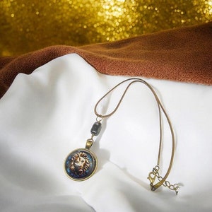 Ciondolo astrologico dei segni di fuoco – Collana in vetro con oroscopo del Leone, regalo unico per gli amanti dell'astrologia e gli appassionati dei segni zodiacali