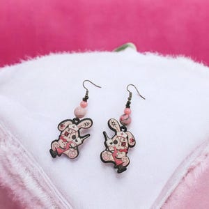 Pendientes acrílicos góticos pastel kawaii de conejo de terror: joyas góticas espeluznantes, con un toque de Halloween, un regalo único, joyas de dibujos animados de moda espeluznantes y adorables.