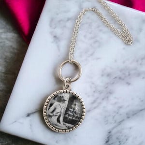 Collana in vetro ispirata alla sposa di Frankenstein – Gioielli horror classici con mostri, eleganza oscura, regalo gotico, accessorio romantico di Halloween