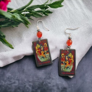 Orecchini in acrilico con carte dei tarocchi – Gioielli horror occulti, accessorio dark statement ispirato a Elvira per moda gotica ed estetica stregata