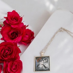 Santa Muerte Sugar Skull Anhänger - Gothic Tag der Toten Halskette, dunkler Statement Schmuck, gruseliges Geschenk für Alternative Mode-Liebhaberinnen