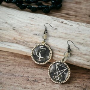 Orecchini in vetro gotico Lucifero e Lilith – Gioielli occulti oscuri, accessori con sigillo mistico, regalo stregonesco unico per gli amanti della moda alternativa