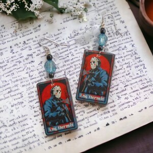 Orecchini acrilici con carte dei tarocchi – Gioielli occulti horror anni '80, orecchini statement ispirati a Jason Voorhees per fan dei film horror gotici e slasher