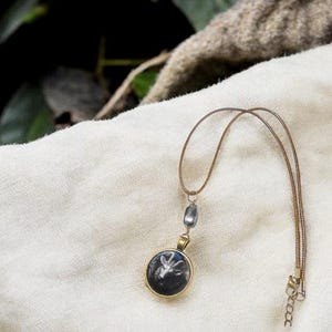 Ciondolo astrologico dei segni di terra – Collana in vetro Capricorno, gioielli zodiacali unici, regalo celeste per amanti dell'astrologia e appassionati dei segni zodiacali