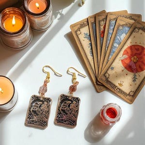 Orecchini gotici metallici con carte dei Tarocchi - Gioielli minimal occulti, accessori per tarocchi stregoneschi, amanti della moda gotica, regalo unico, estetica oscura