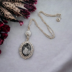 Collana in vetro ispirata alla sposa di Frankenstein – Gioielli horror classici con mostri, eleganza oscura, regalo gotico, ciondolo romantico spettrale