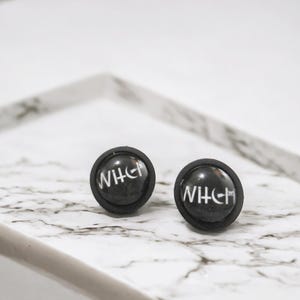 Orecchini a bottone ispirati a Halloween da strega: gioielli spettrali per gli amanti della moda dark, regalo gotico unico, accessorio perfetto per le atmosfere di Halloween