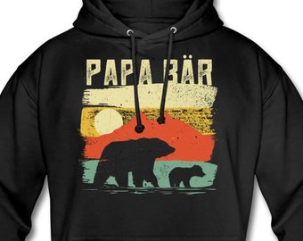 Puede incluir: Sudadera con capucha negra con un gráfico de estilo vintage de un oso y un cachorro. El texto "Papa Bär" está impreso en blanco en la sudadera.