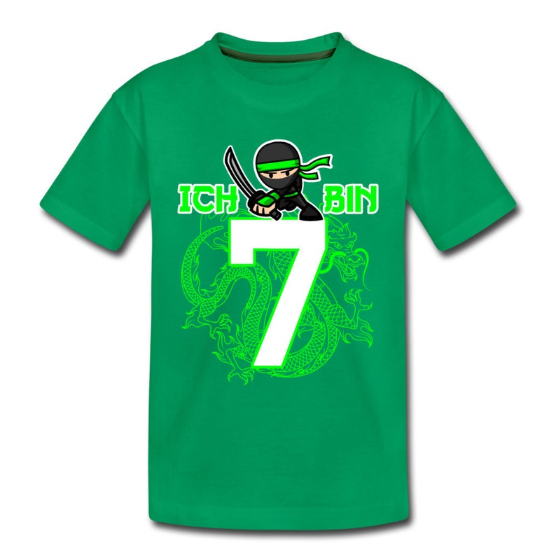 Op de afbeelding: Groen T-shirt met een groene ninja-cartoon die een zwaard vasthoudt en de tekst "ICH BIN 7" in groene letters. De ninja staat op een groene draak.