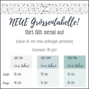 Op de afbeelding: Maattabel voor een shirt in een lichtblauw en wit terrazzo-patroon. De tabel toont de maten 110/116 (5-6 jaar), 122/128 (7-8 jaar) en 134/146 (9-11 jaar). De tabel bevat de afmetingen voor breedte en lengte in centimeters.