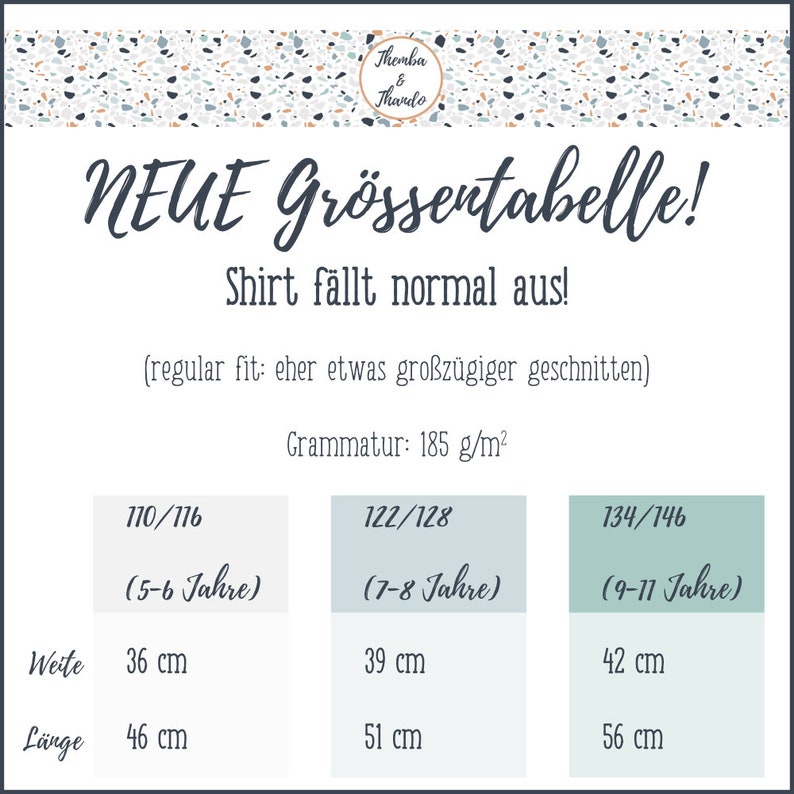 Op de afbeelding: Maattabel voor een shirt in een lichtblauw en wit terrazzo-patroon. De tabel toont de maten 110/116 (5-6 jaar), 122/128 (7-8 jaar) en 134/146 (9-11 jaar). De tabel bevat de afmetingen voor breedte en lengte in centimeters.