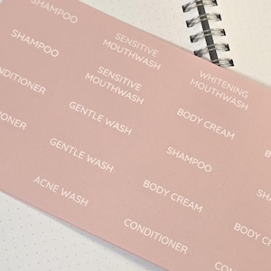 Op de afbeelding: Een set van drie keramische mokken met een gespikkelde, matte afwerking. De mokken zijn in tinten crème, lichtgrijs en donkergrijs. Elke mok heeft een eenvoudig, minimalistisch ontwerp.